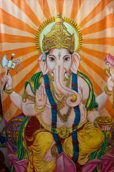 Een schilderij van de olifant-godheid Ganesh, op een scherm, in het dorp Kovil, in Tirukovil, Sri Lanka. 29 mei 2010.